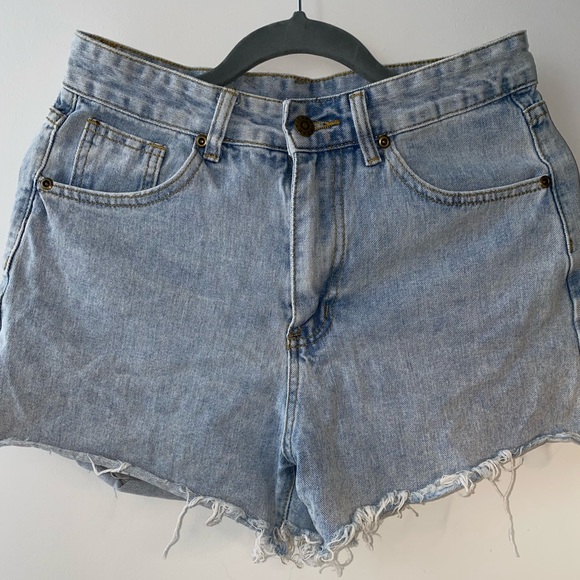 Light washed denim HIGH WAISTED shorts with slit on the back - Picture 5 of 8